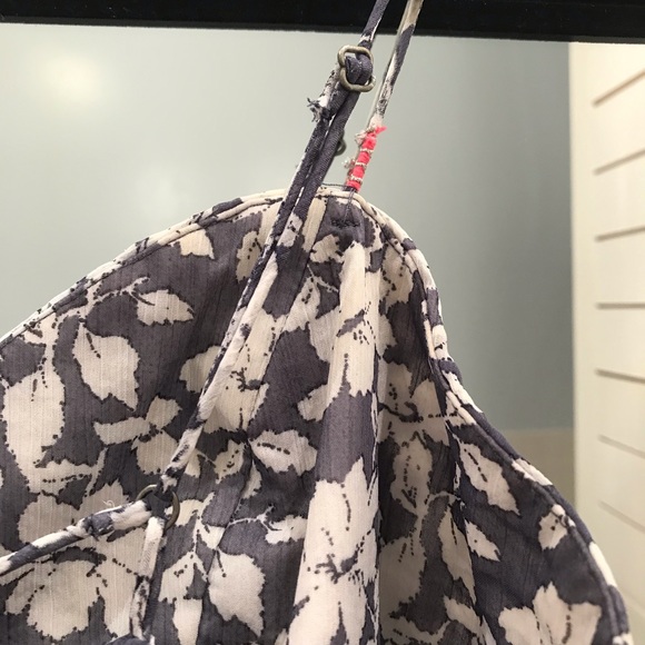 Floral Sky blue and white flowy tank top. - Picture 6 of 8